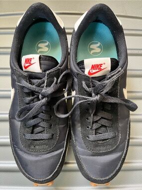 Nike Daybreak Women’s Black and White Low-Top Sneakers